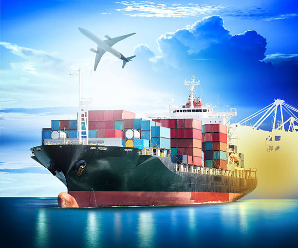 container frachtschiff mit hafen kranbrucke im hafen