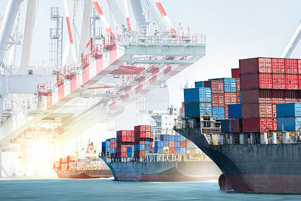 containerfrachtschiff das in den hafen eindringt