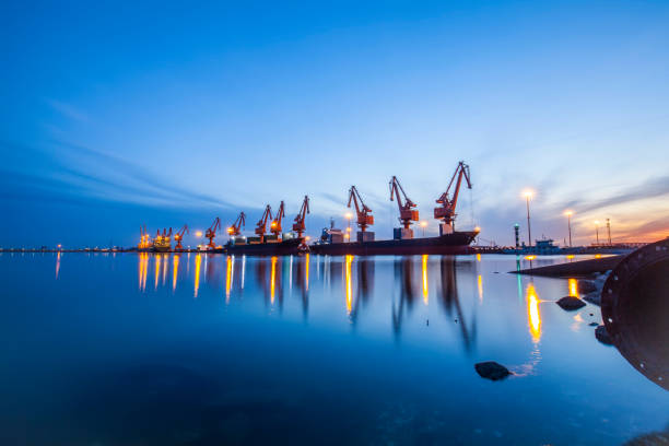 gantry kran und frachtschiff am abend versand und logistikko 2