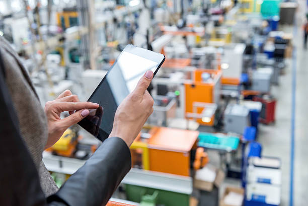 weibliche manager arbeiten mit tablette im fabrik