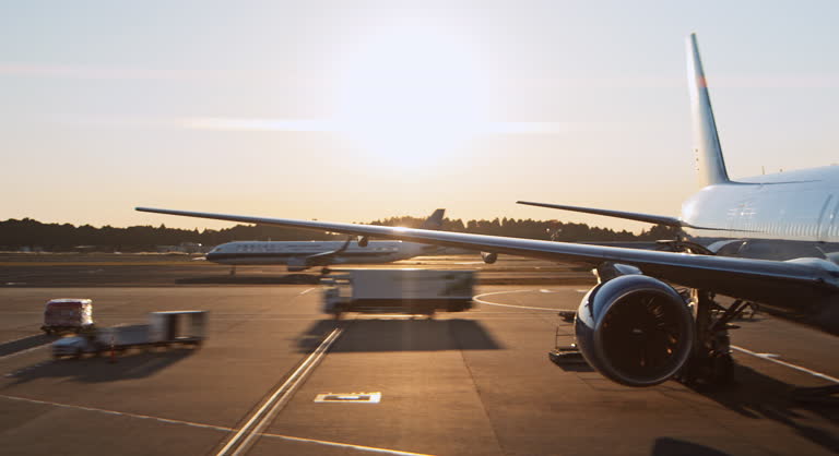 zeitraffer des verladens des flugzeuggepacks des betankungsv