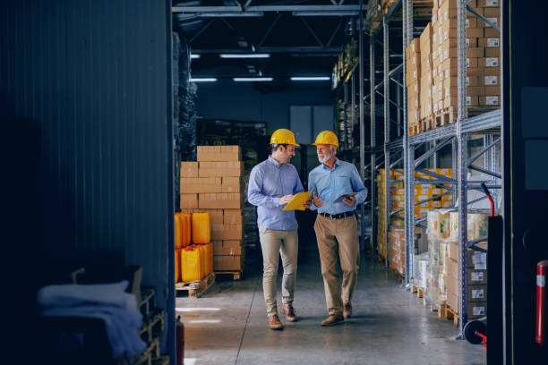 zwei geschaftspartner in formaler kleidung und mit schutzend